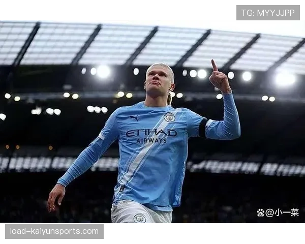 镜头记录:小球迷闯入球场与偶像哈兰德击掌后被安保带离