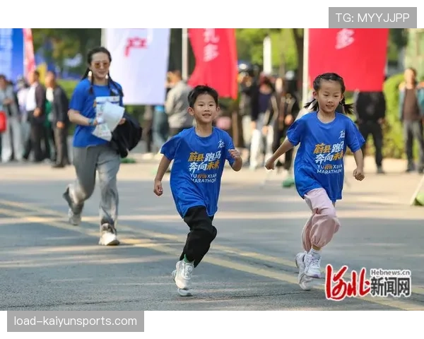 马拉松比赛现场,运动员与沿途加油观众热情击掌 马拉松比赛现场,运动员与沿途加油观众热情击掌