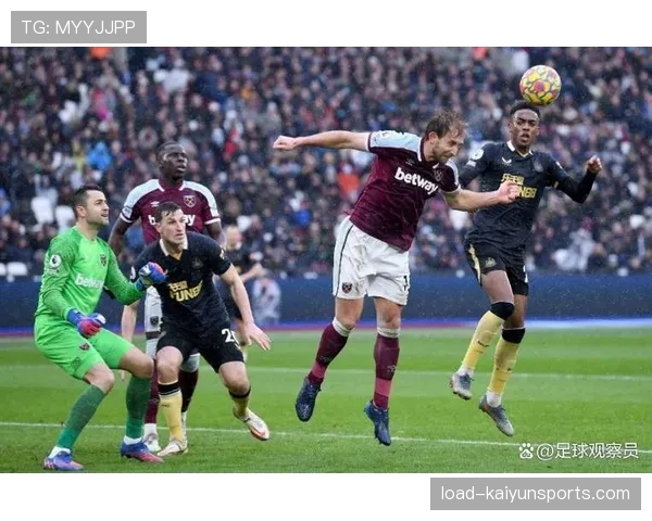 终场哨响,布伦特福德主帅弗兰克与弟子一一拥抱,确认保级成功